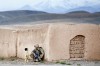 Egy amerikai katona egy afgán gyerekkel társalog